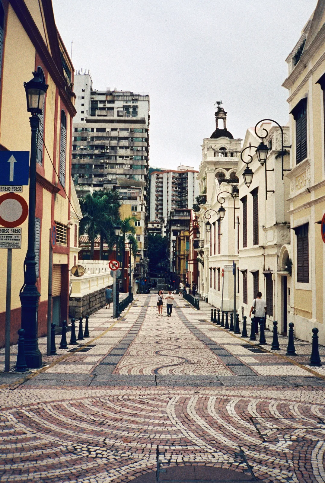 Film photograph shot on Lucky Color 400 with an Olympus Trip Panorama 2 by Zigao Wang