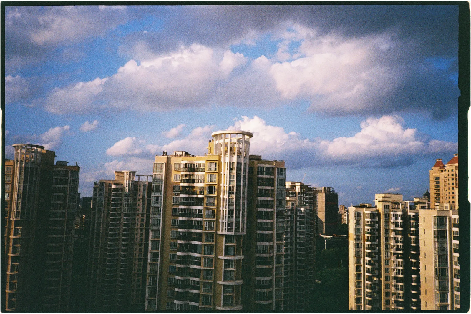 Film photograph shot on Kodak UltraMax 400 with a Konica Big Mini BM-201 by Zigao Wang