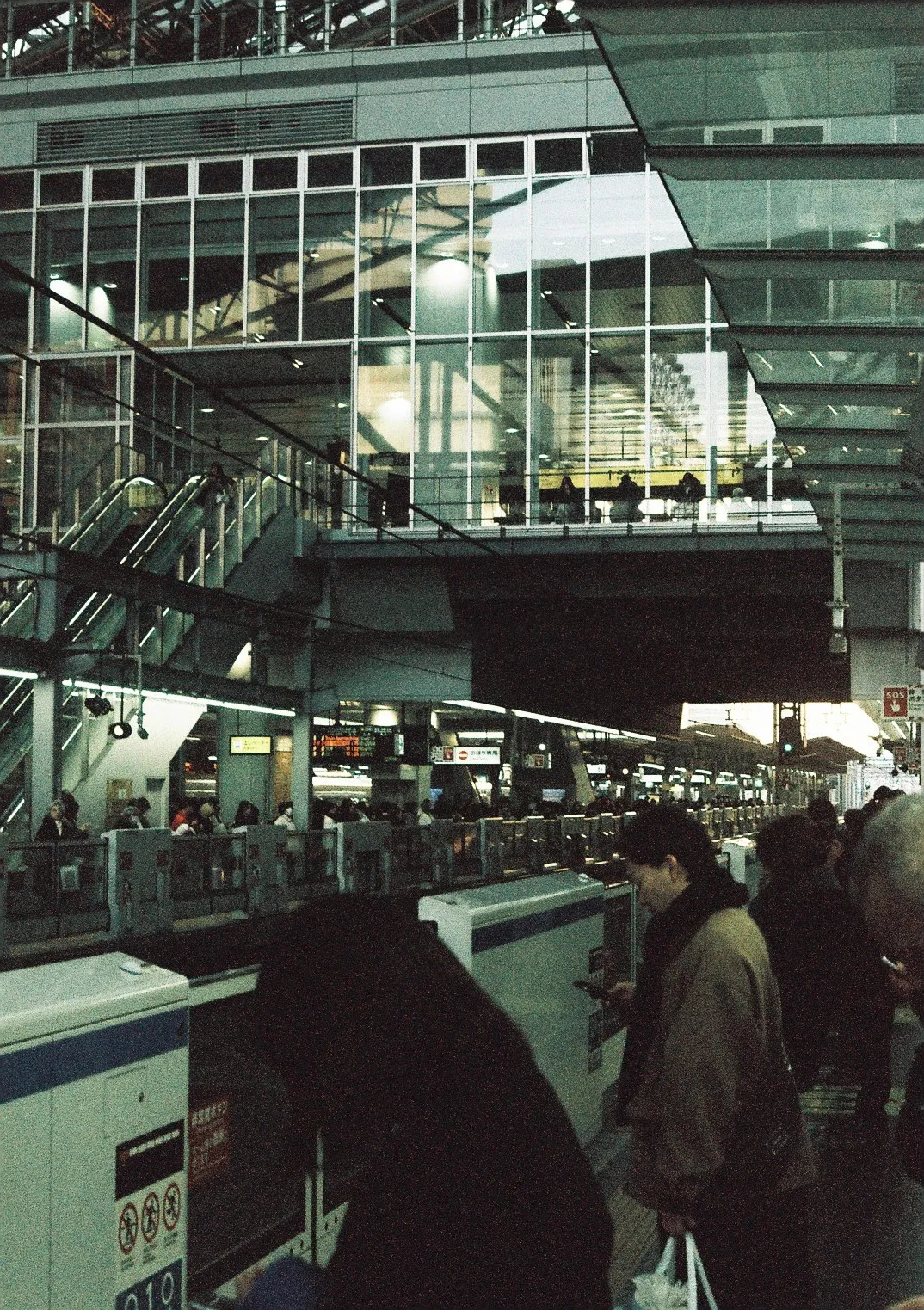 Film photograph shot on Ilford Ilfocolor 400 Plus Vintage Tone with a Canon AE-1 Program by Zigao Wang