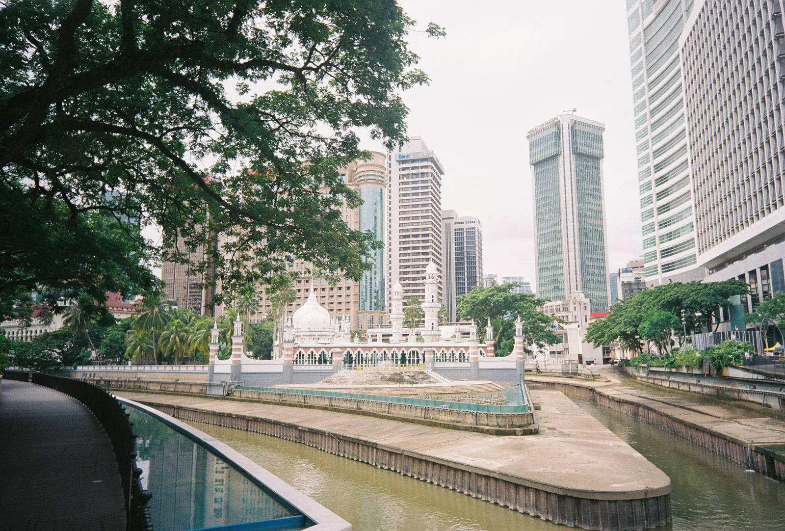 Film photograph shot on Lomography Color Negative 400 with a Kodak Snapic A1 by Zigao Wang