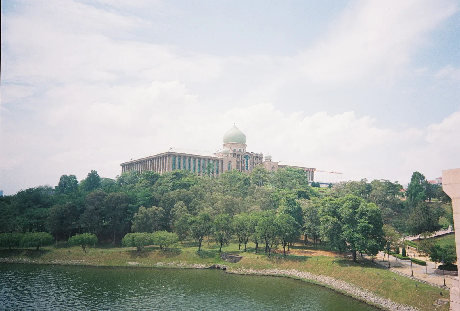 Film photograph shot on Lomography Color Negative 400 with a Kodak Snapic A1 by Zigao Wang