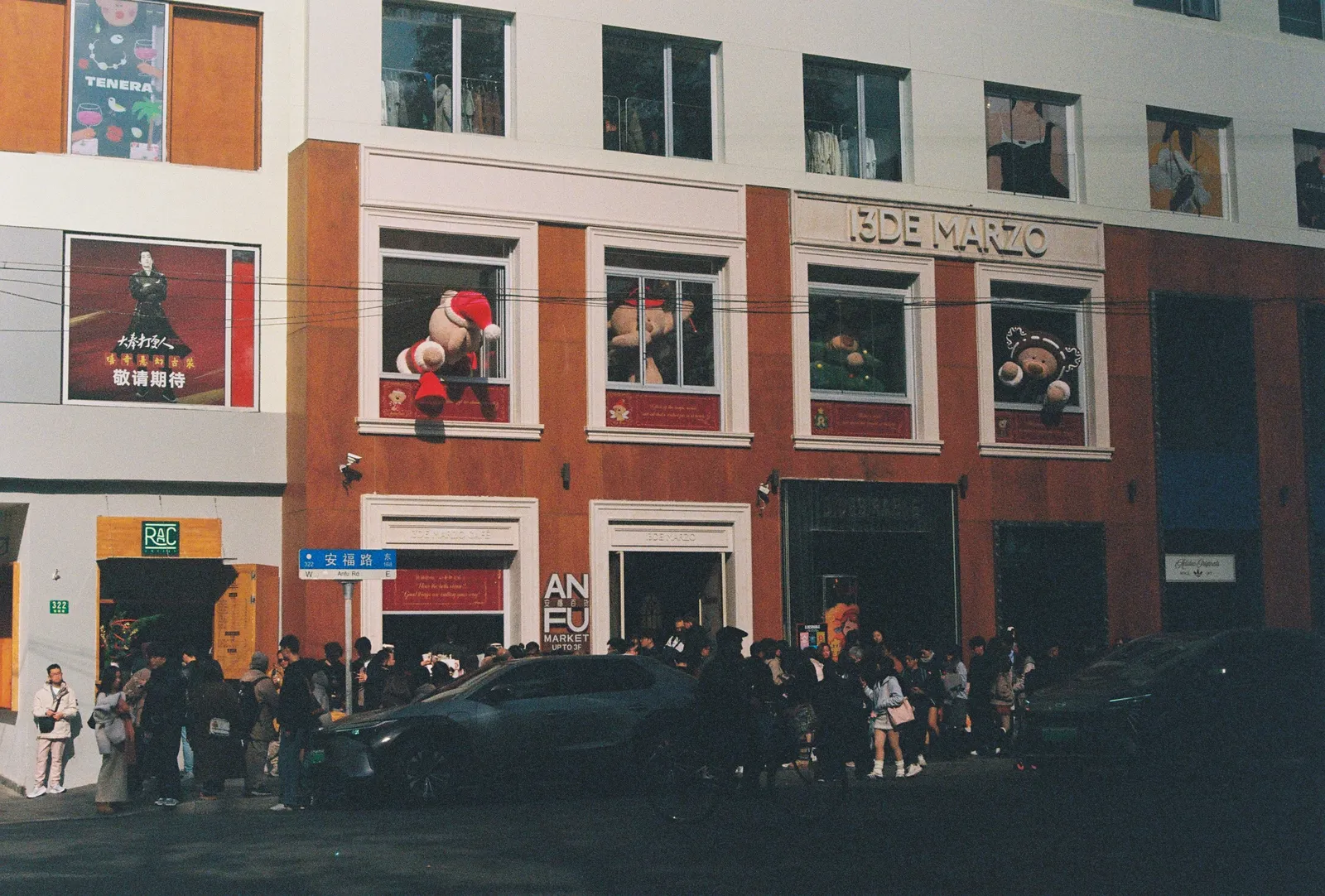 Film photograph shot on Kodak UltraMax 400 with a Canon AE-1 Program by Zigao Wang