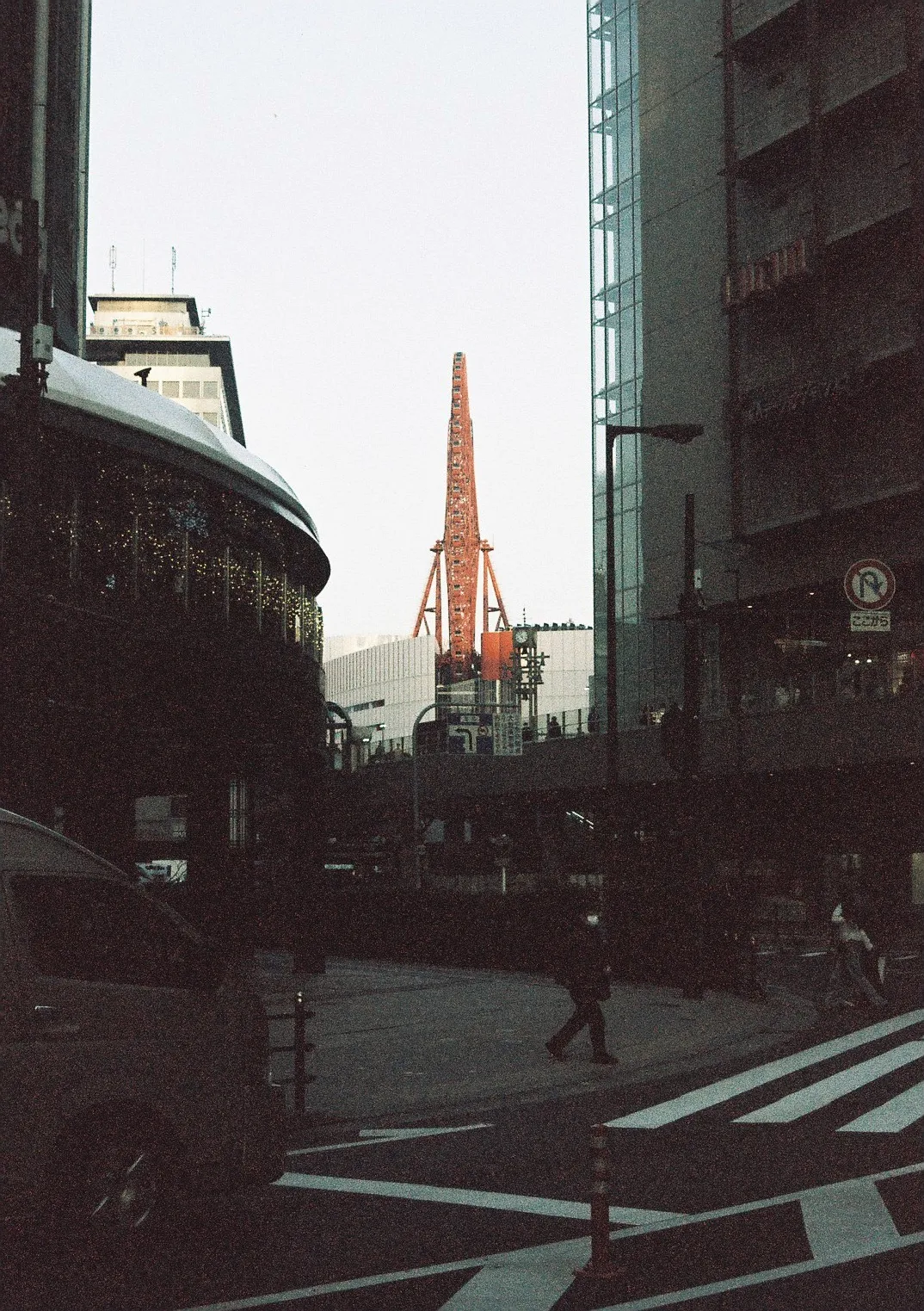 Film photograph shot on Ilford Ilfocolor 400 Plus Vintage Tone with a Canon AE-1 Program by Zigao Wang