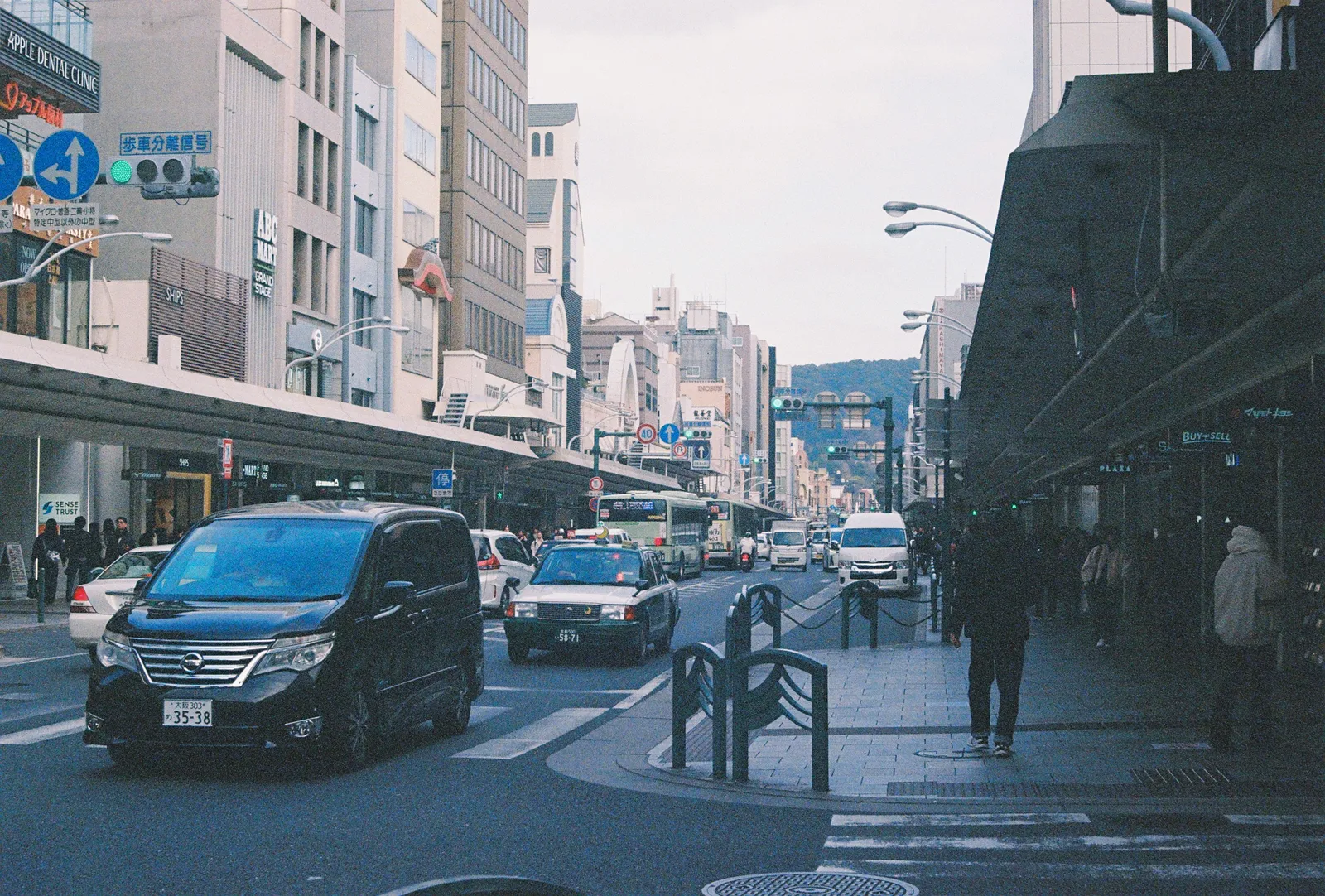 Film photograph shot on Lomography Color Negative 400 with a Canon AE-1 Program by Zigao Wang