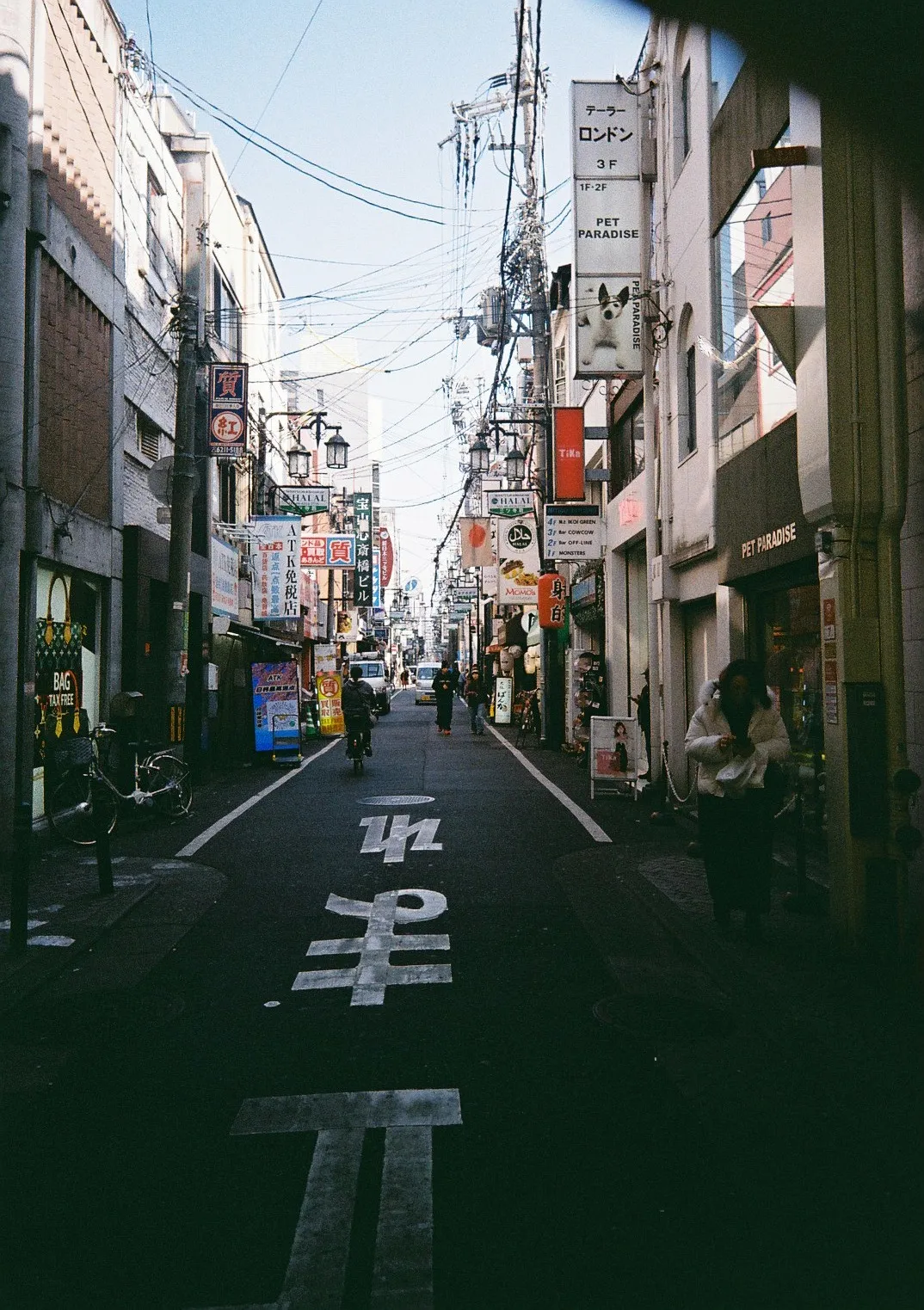 Film photograph shot on Kodak Gold 200 with a Kodak Snapic A1 by Zigao Wang