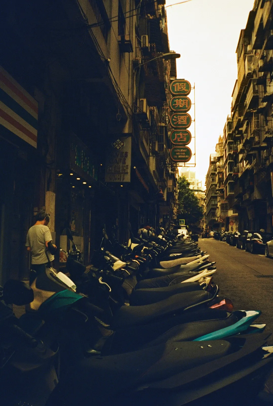Film photograph shot on Lucky Color 400 with an Olympus Trip Panorama 2 by Zigao Wang