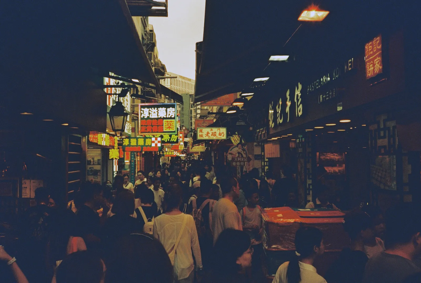 Film photograph shot on Lucky Color 400 with an Olympus Trip Panorama 2 by Zigao Wang