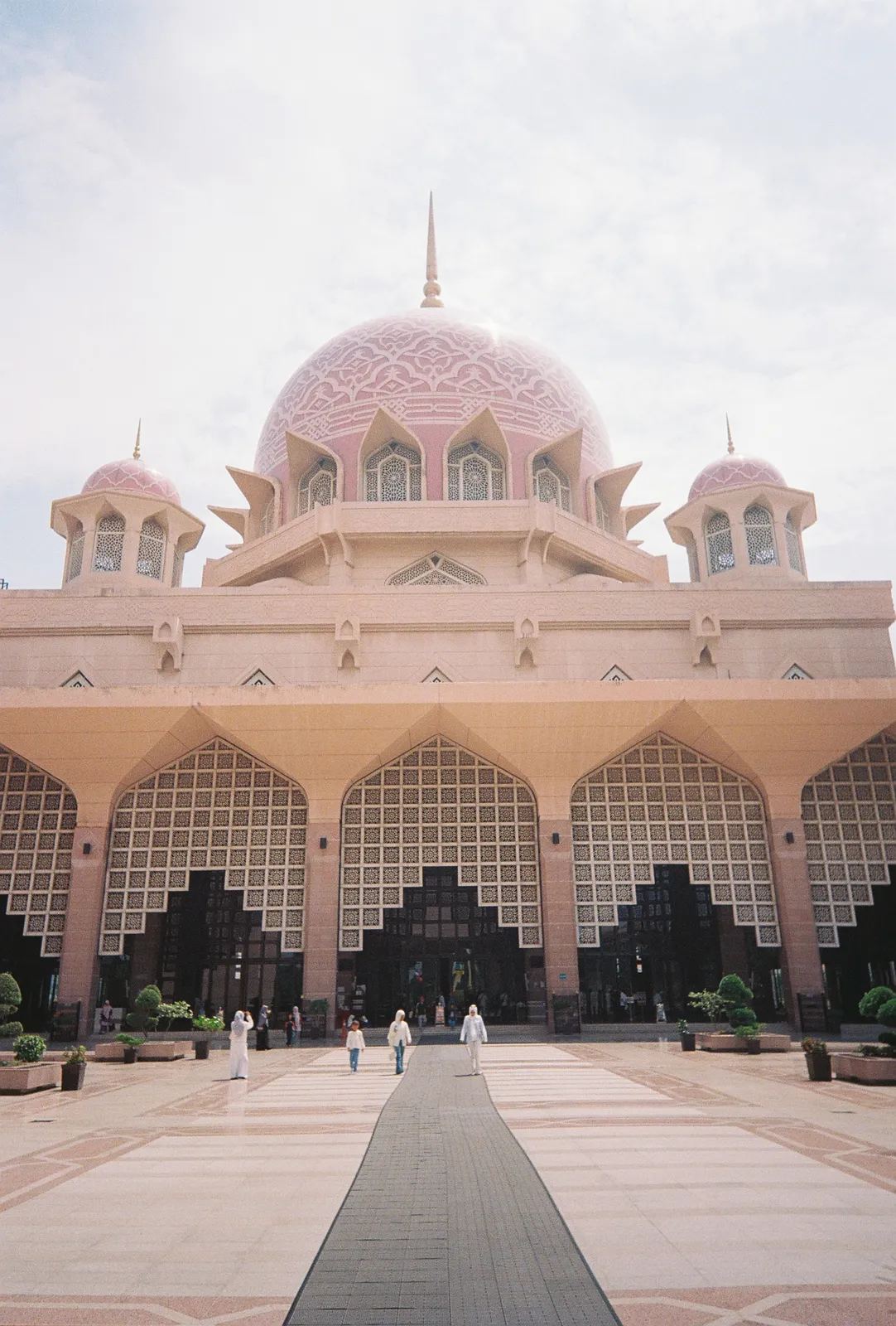 Film photograph shot on Lomography Color Negative 400 with a Kodak Snapic A1 by Zigao Wang