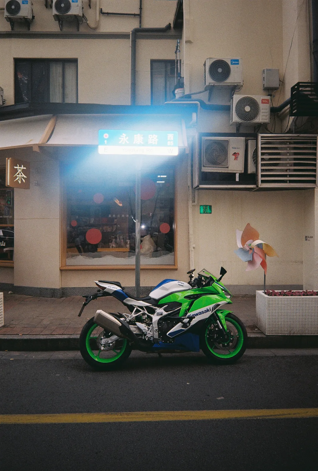 Film photograph shot on Kodak Gold 200 with a Kodak Snapic A1 by Zigao Wang