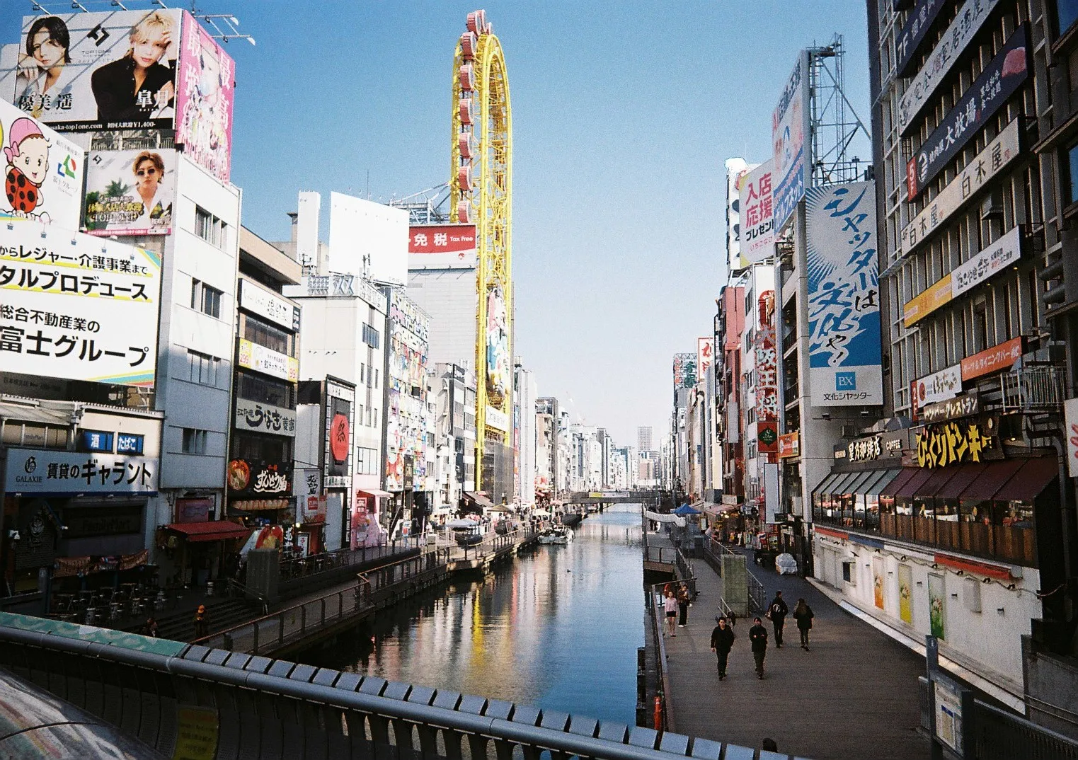 Film photograph shot on Kodak Gold 200 with a Kodak Snapic A1 by Zigao Wang