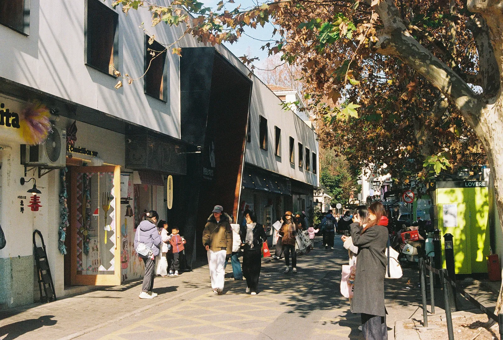 Film photograph shot on Kodak UltraMax 400 with a Canon AE-1 Program by Zigao Wang