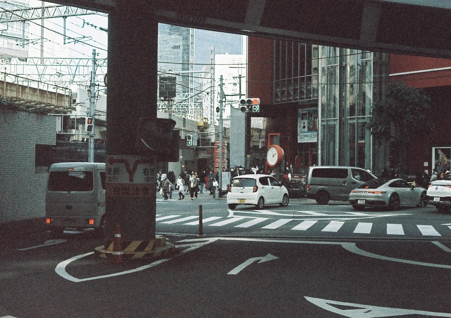Film photograph shot on Ilford Ilfocolor 400 Plus Vintage Tone with a Canon AE-1 Program by Zigao Wang