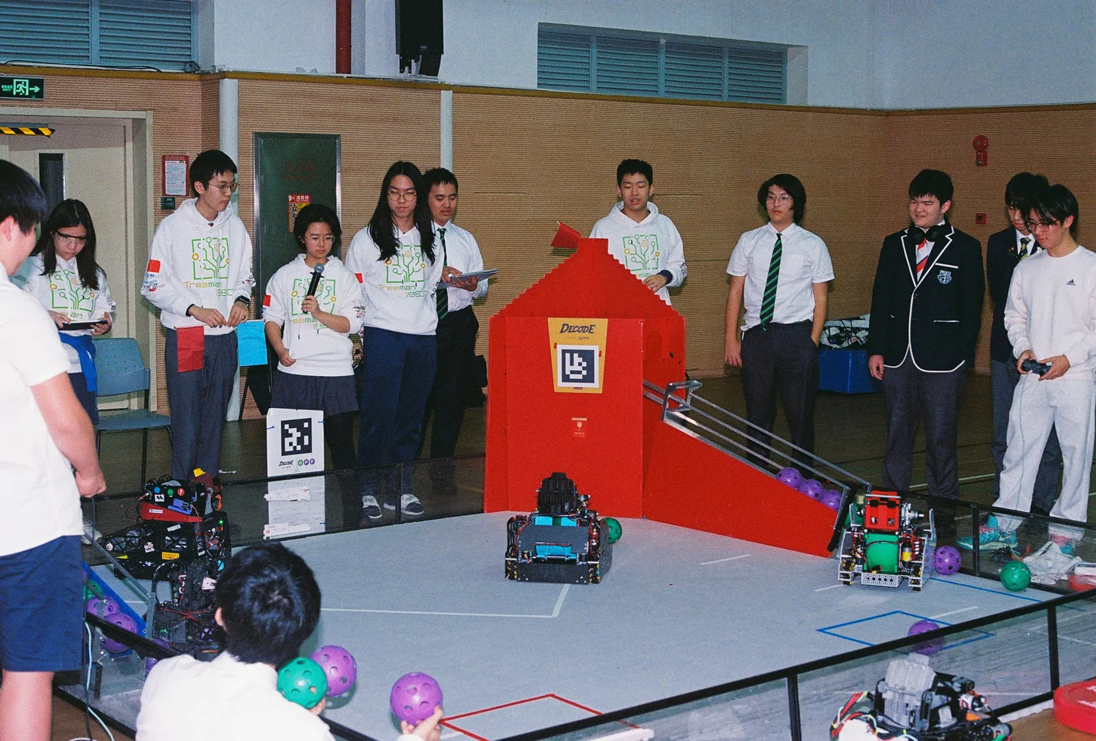 Film photograph shot on Fujifilm 400 with a Canon AE-1 Program by Zigao Wang
