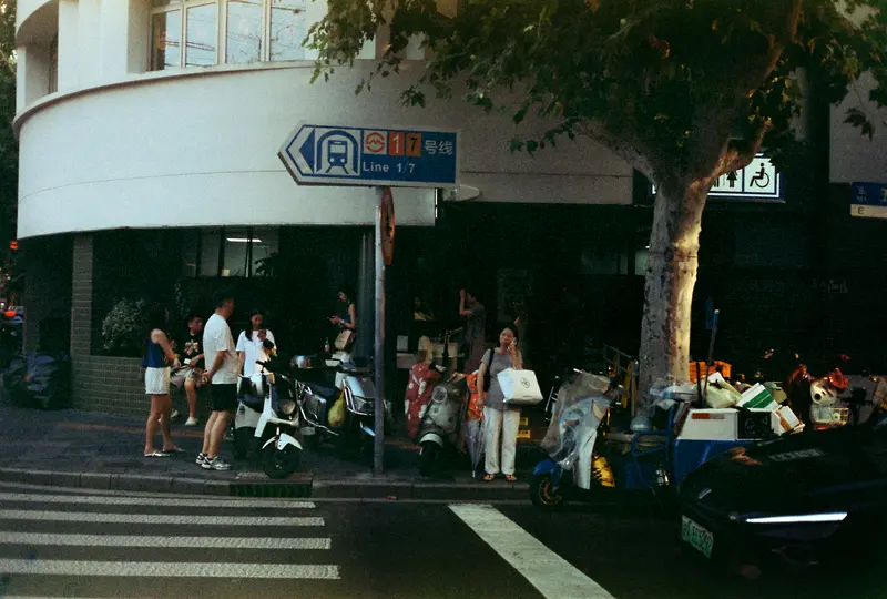 Film photograph shot on Kodak Gold 200 with an Olympus 35 SP by Barry Shawn