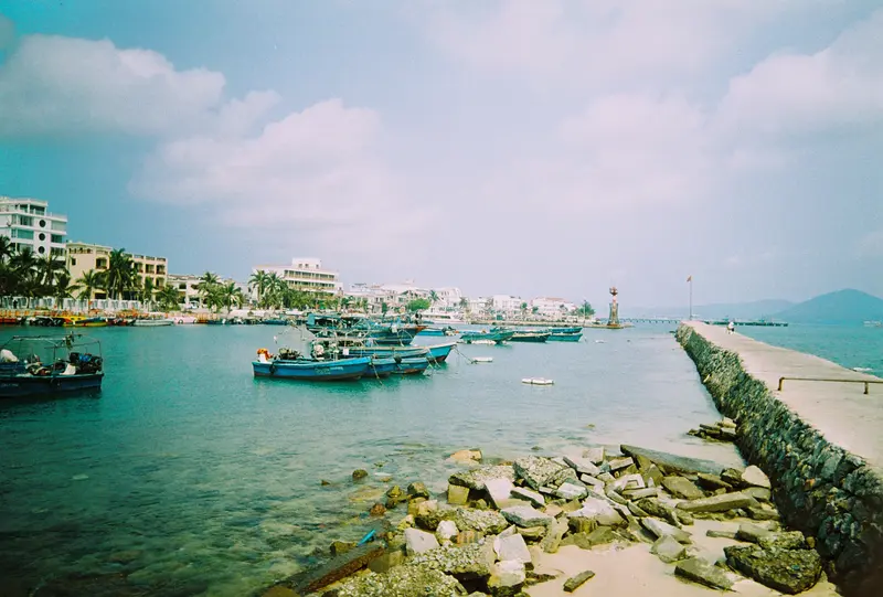 Film photograph shot on Lucky Color 200 with a Kodak Snapic A1 by Zigao Wang