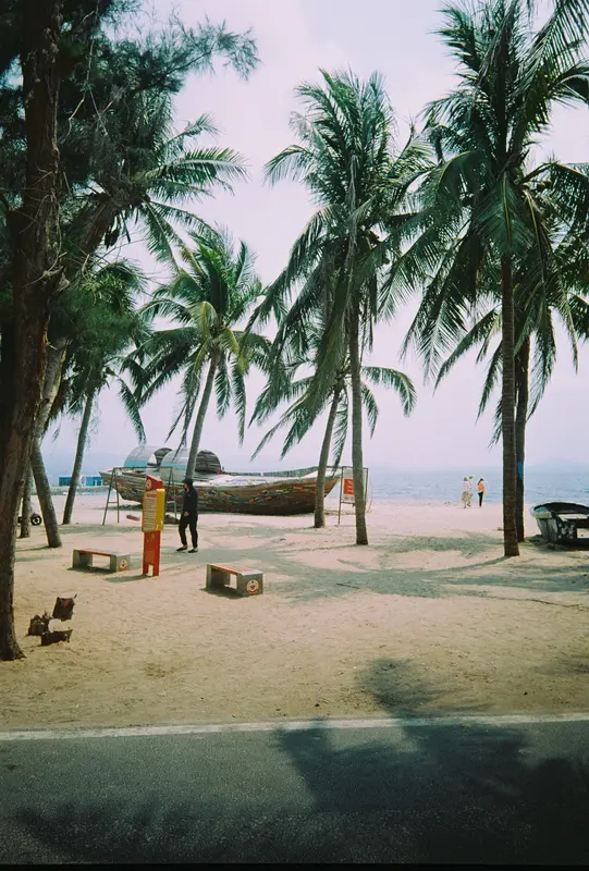 Film photograph shot on Lucky Color 200 with a Kodak Snapic A1 by Zigao Wang