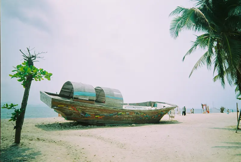 Film photograph shot on Lucky Color 200 with a Kodak Snapic A1 by Zigao Wang